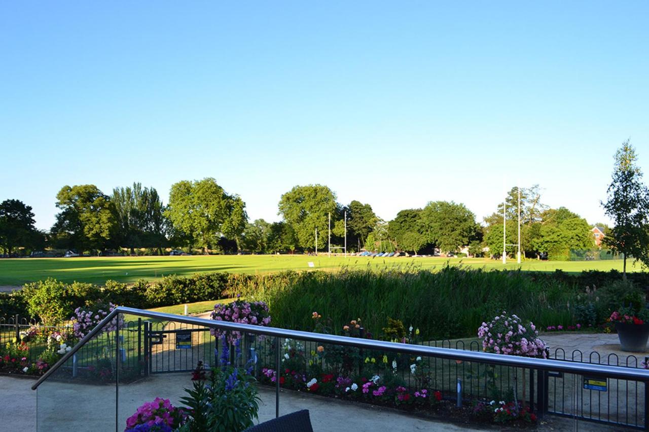 The Lensbury Resort Teddington Esterno foto