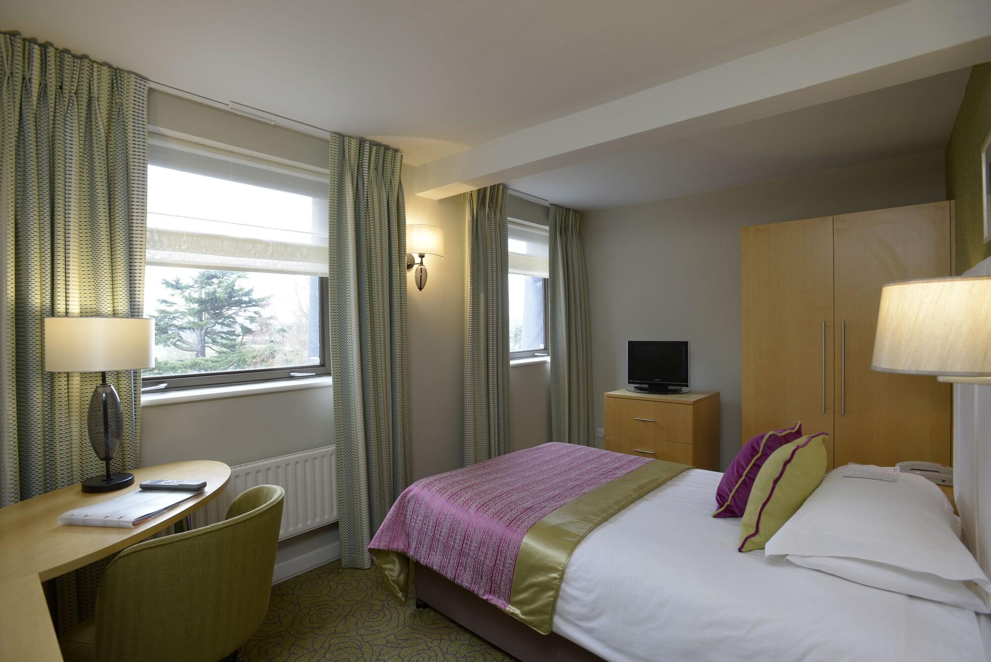 The Lensbury Resort Teddington Esterno foto