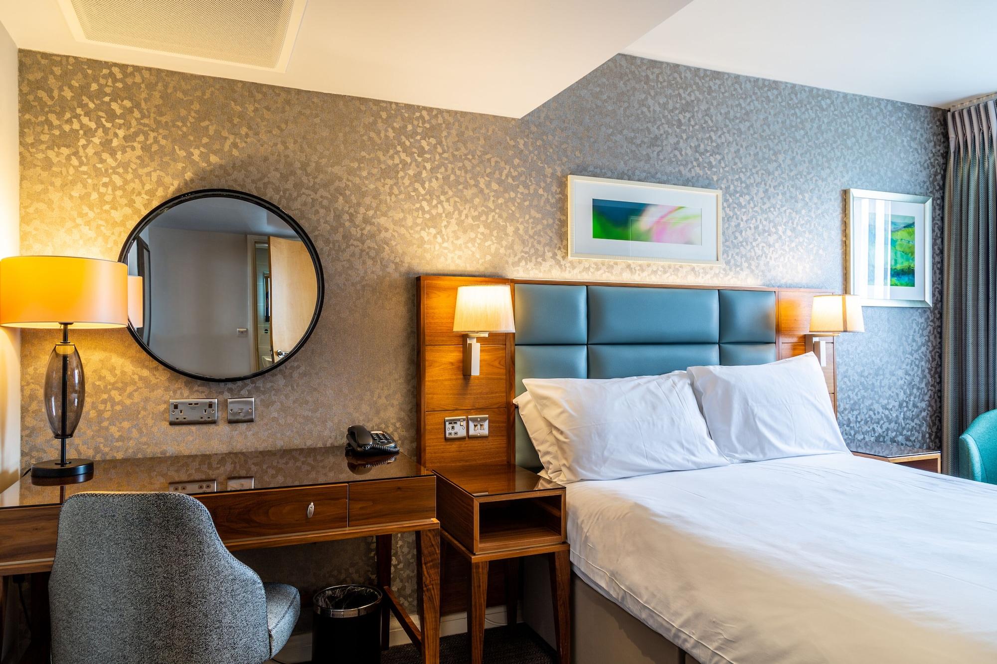 The Lensbury Resort Teddington Esterno foto