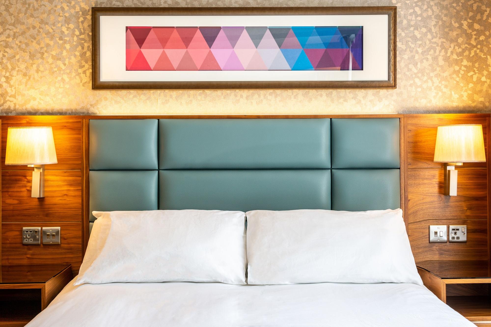 The Lensbury Resort Teddington Esterno foto