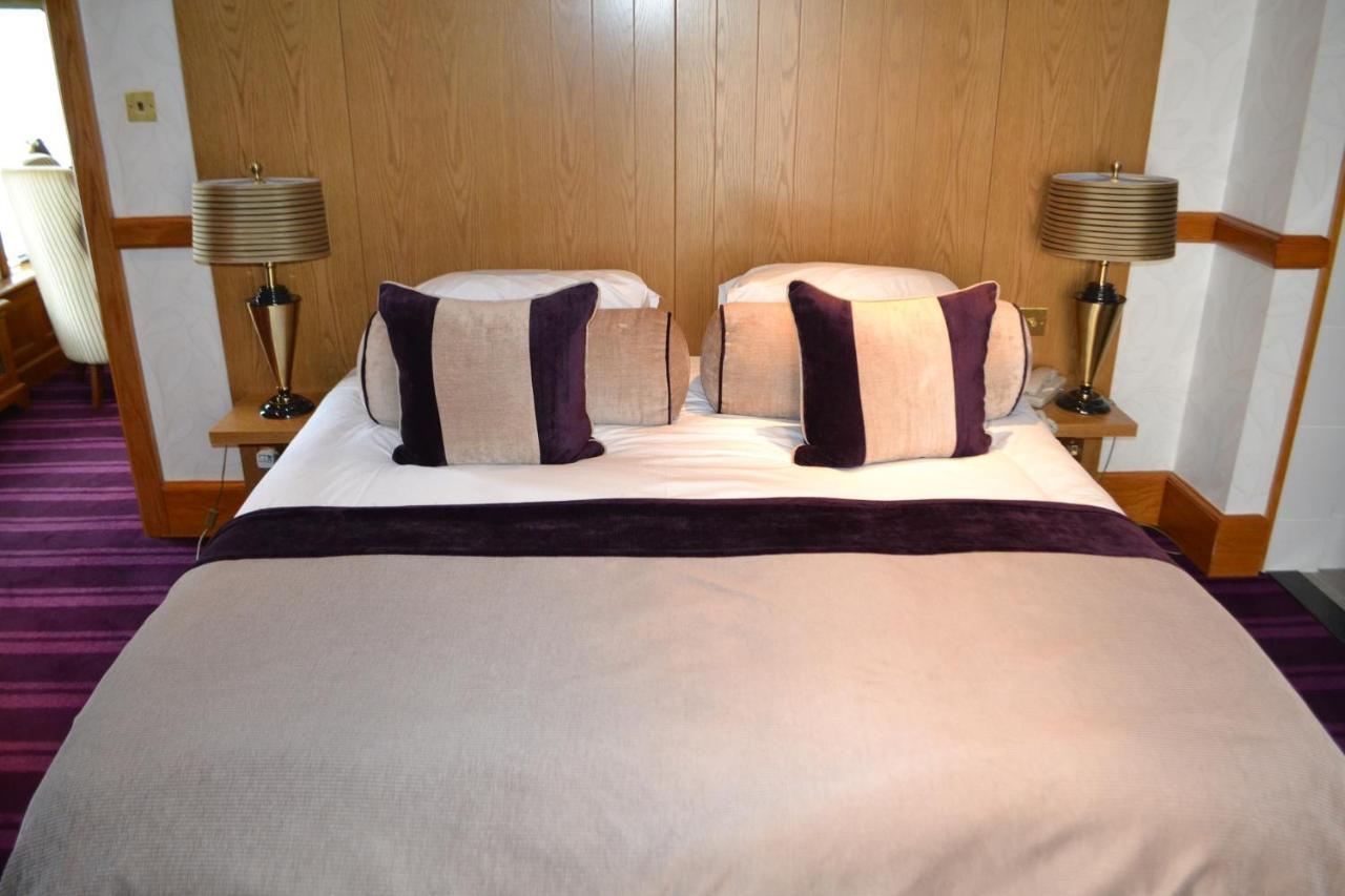 The Lensbury Resort Teddington Esterno foto
