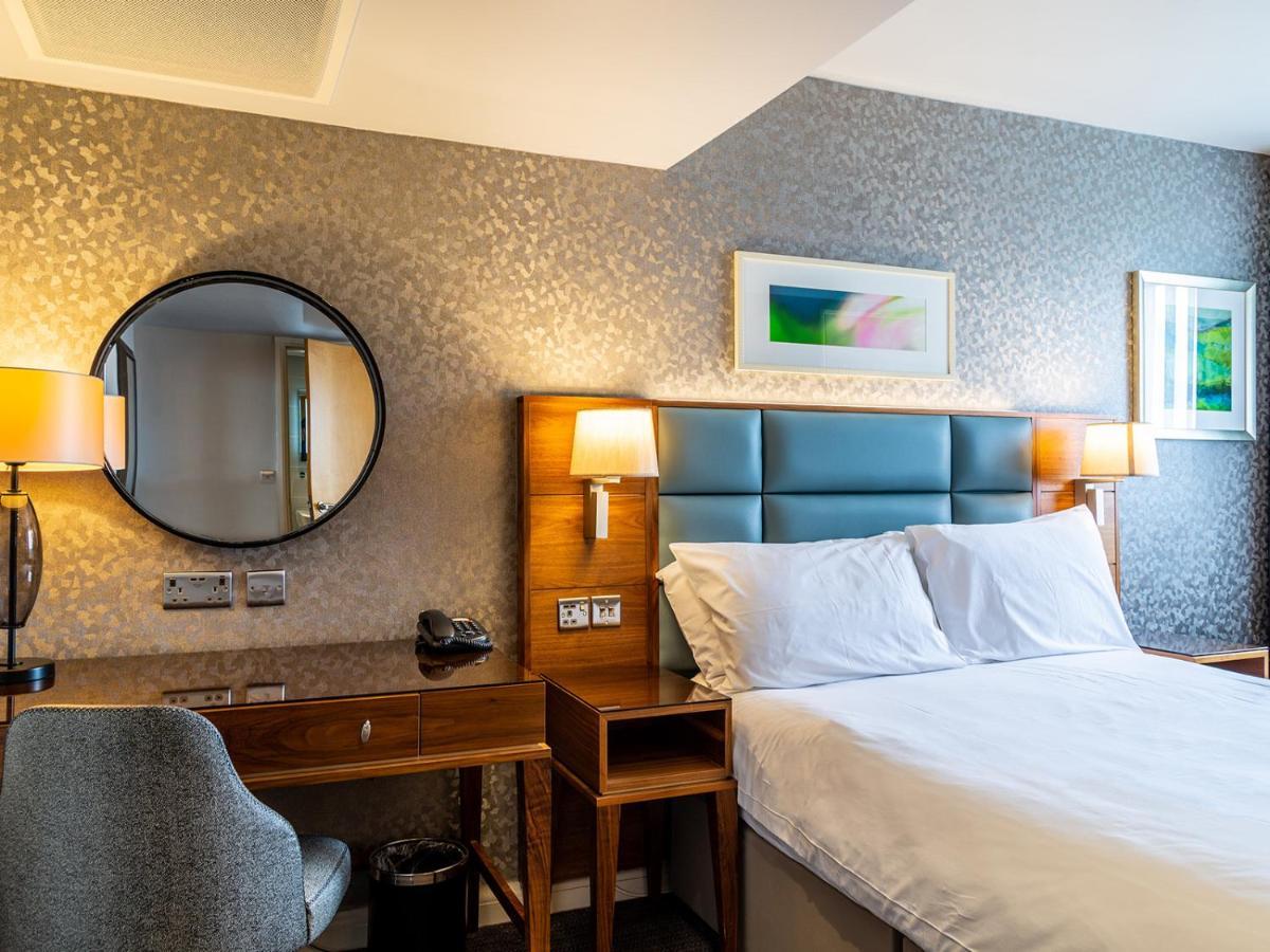 The Lensbury Resort Teddington Esterno foto