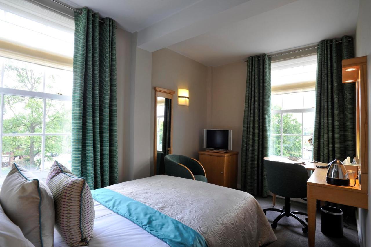 The Lensbury Resort Teddington Esterno foto