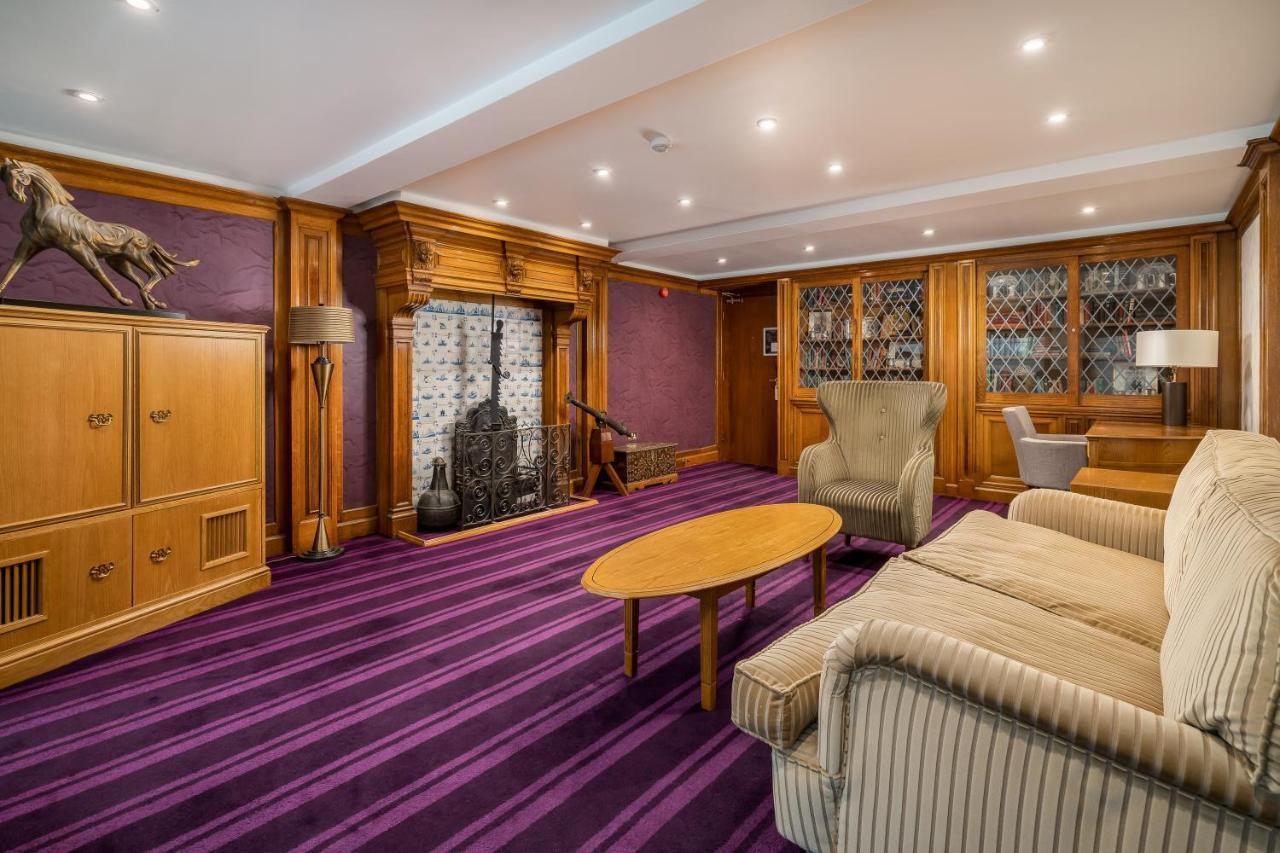 The Lensbury Resort Teddington Esterno foto