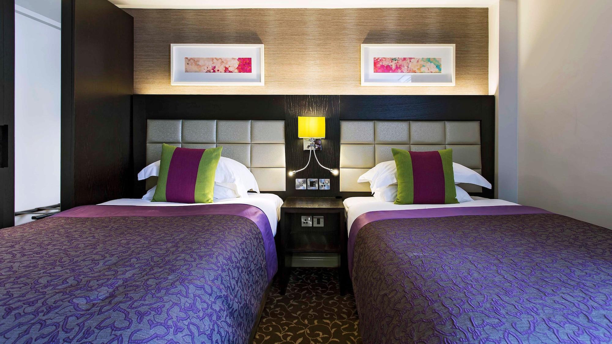 The Lensbury Resort Teddington Esterno foto