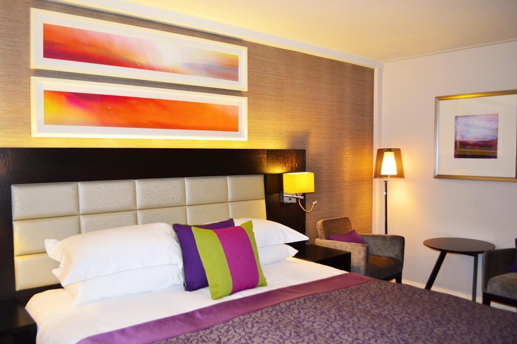 The Lensbury Resort Teddington Esterno foto